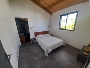 4 bedrooms, iron/ironing board, travel cot, free WiFi