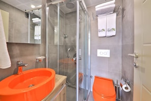 Shower, rainfall showerhead, free toiletries, hair dryer