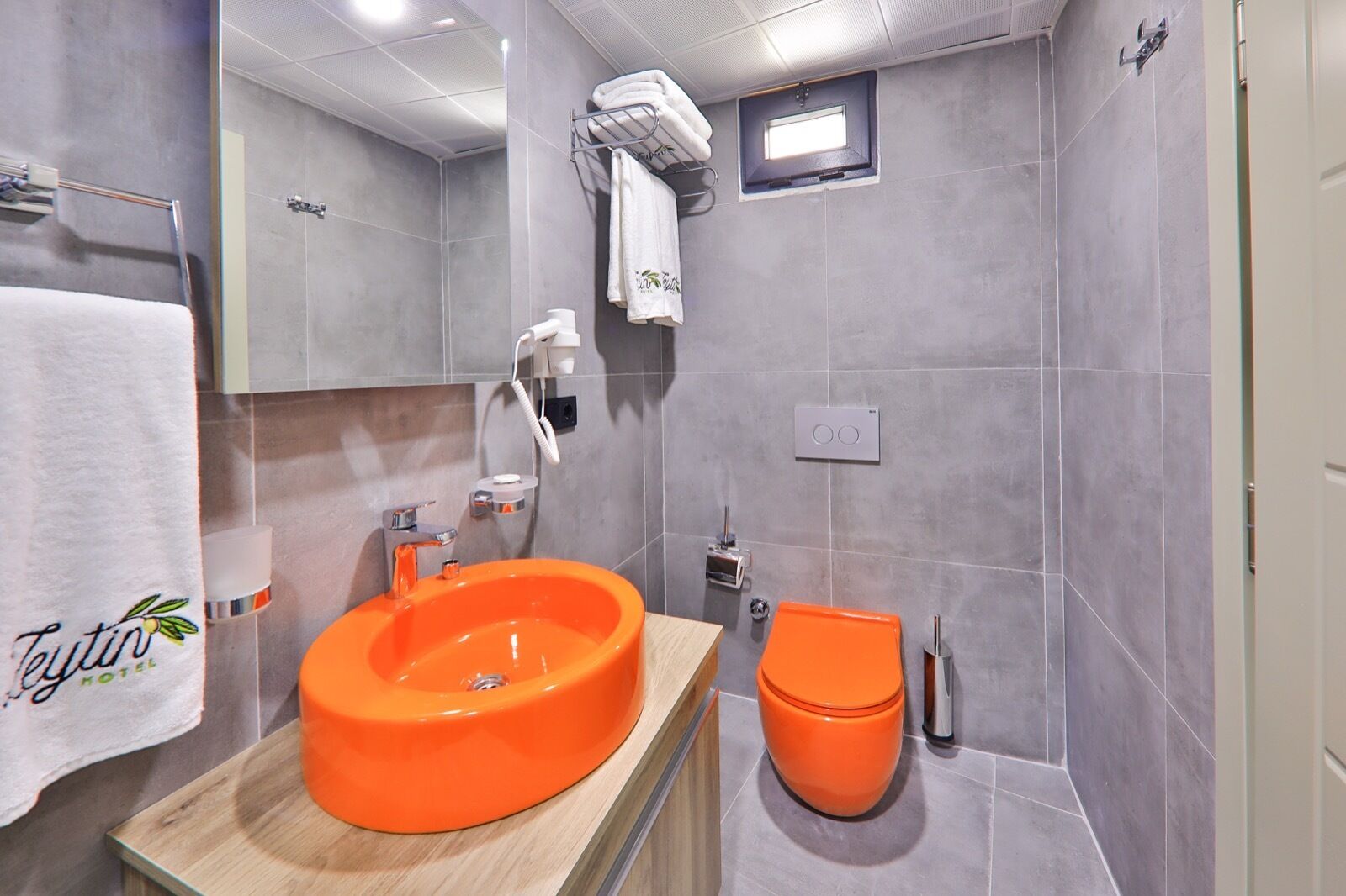 standard double room | bathroom | shower, rainfall showerhead, free toiletries, hair dryer