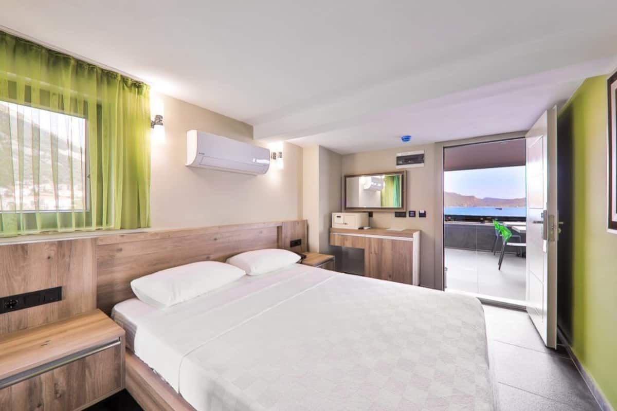 Penthouse Room H:1,95 m (without balcony) | Memory-foam beds, minibar, in-room safe, iron/ironing board