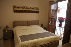 2 bedrooms, iron/ironing board, WiFi