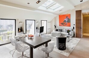 Smart TV, fireplace, stereo