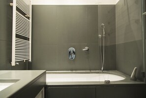 Dusj, hårføner, bidé og håndklær