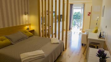 Deluxe Studio, 1 Double Bed, Balcony (1T) | Individually decorated, soundproofing, iron/ironing board, free WiFi