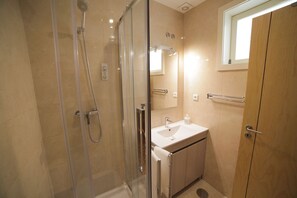 Standard-Studio, 1 Doppelbett, Stadtblick (3F) | Badezimmer