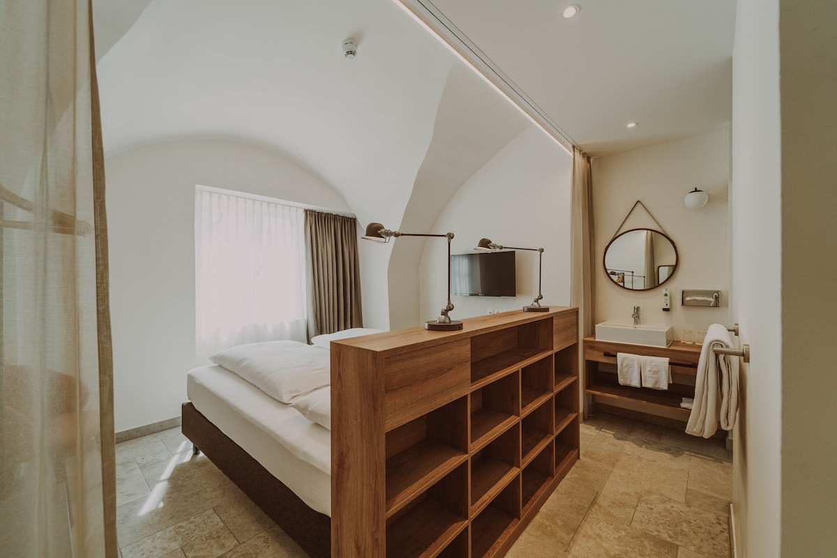 Desk, WiFi (free), bed sheets