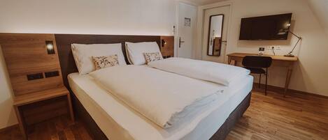 Escritorio, wifi gratis y ropa de cama