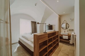 Escritorio, wifi gratis y ropa de cama