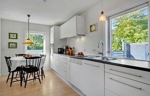Kylskåp, spishäll, diskmaskin och kaffe- och tebryggare
