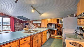 Réfrigérateur, micro-ondes, plaque de cuisson, cafetiÚre/bouilloire