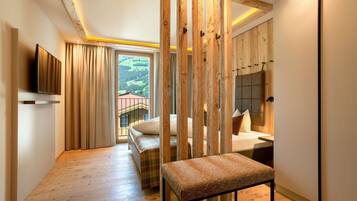 Hypo-allergenic bedding, in-room safe, blackout drapes, soundproofing