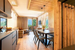 Full-sized fridge, microwave, stovetop, dishwasher