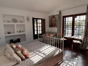 2 chambres, coffres-forts dans les chambres, bureau