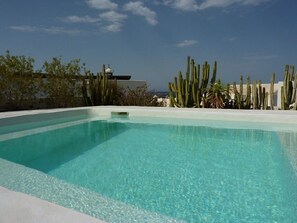 Utendørsbasseng og et oppvarmet basseng