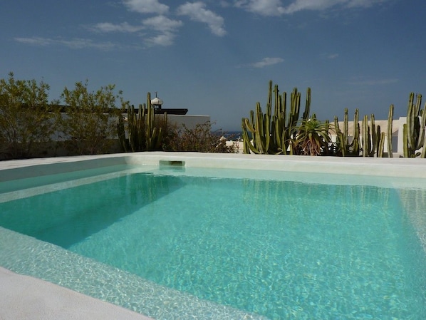 Piscina a l'aire lliure i piscina climatitzada