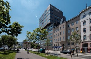 Un bâtiment moderne à plusieurs étages, doté d’un toit plat et d’une enseigne indiquant un restaurant VIP.