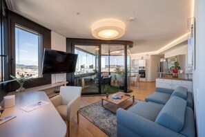 Televisión, chimenea, libros y estéreo