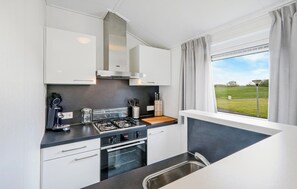 Kühlschrank, Mikrowelle, Herdplatte, Geschirrspüler