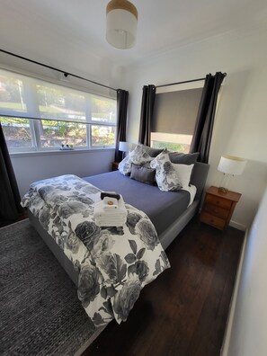 2 slaapkamers, een strijkplank/strijkijzer, gratis wifi, beddengoed