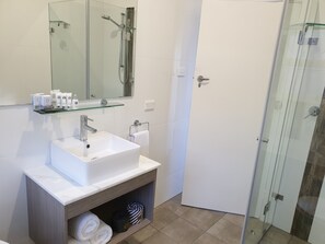 Badewanne, Haartrockner, Handtücher, Seife