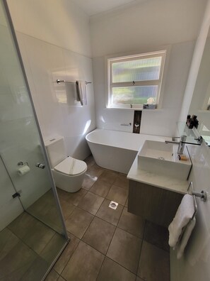 Bathtub, hair dryer, towels, soap - Winston Cottage Leura - BEST Location & Views (Leura)