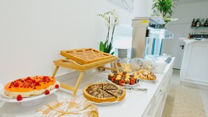 A buffet with various desserts including cakes and pastries. - Hotel Città di Parenzo (Trieste)
