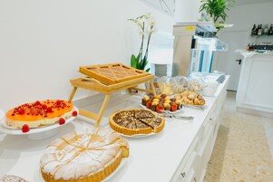 Desayuno buffet diario (EUR 15 por persona)