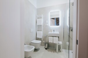 Camera tripla dependance | Bagno | Doccia, asciugacapelli, pantofole, bidet