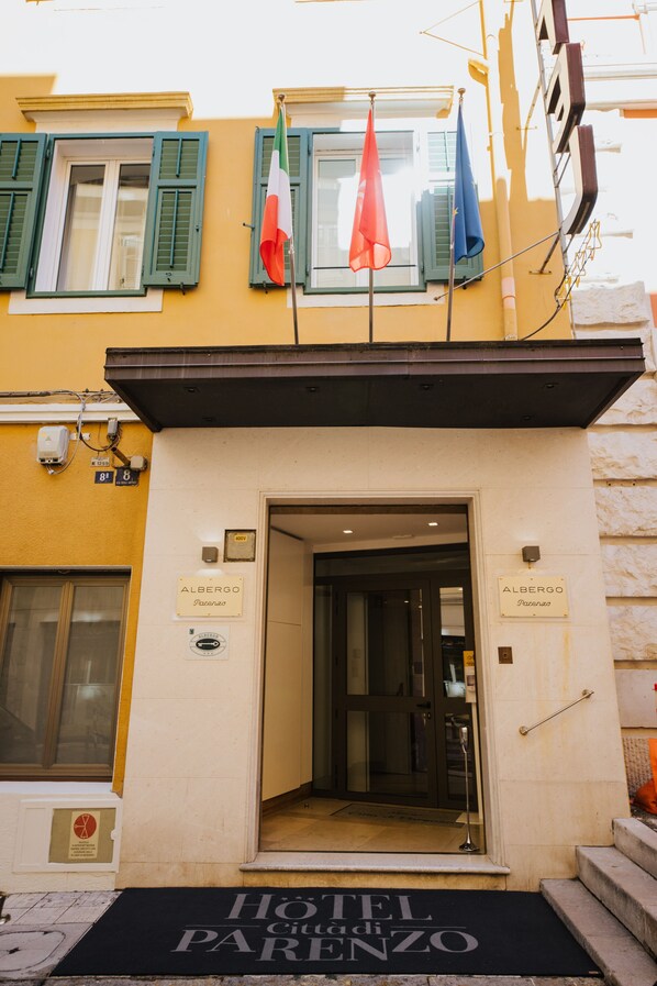 The entrance to Hotel Parenzo with a black awning displaying the hotel's name. - Hotel Città di Parenzo (Trieste)
