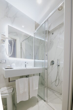 Comfort Double Room | Bathroom | Shower, hair dryer, slippers, bidet - Hotel Città di Parenzo (Trieste)