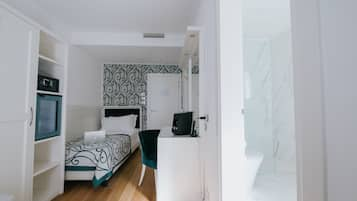 City Twin Room | Down duvets, in-room safe, desk, laptop workspace