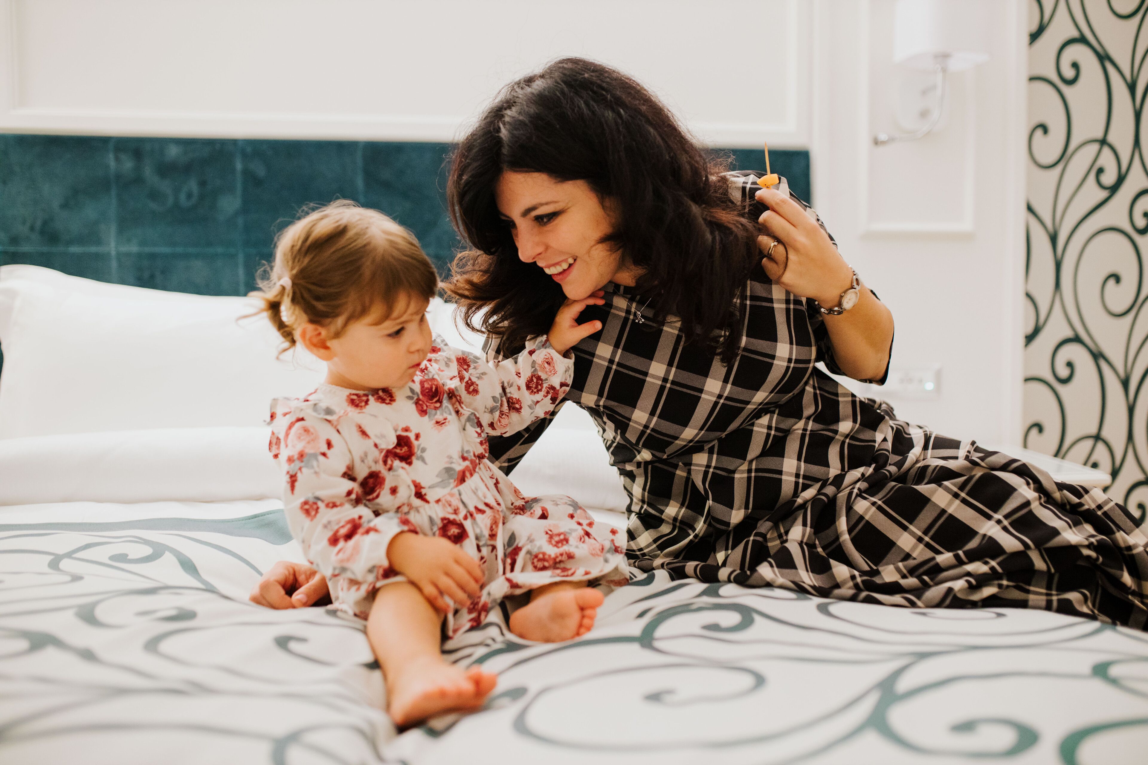 羽絨被、房內夾萬、書桌、手提電腦工作空間