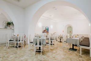 Desayuno buffet diario (EUR 15 por persona)