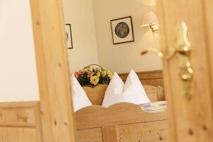 Hypo-allergenic bedding, desk, free WiFi, bed sheets