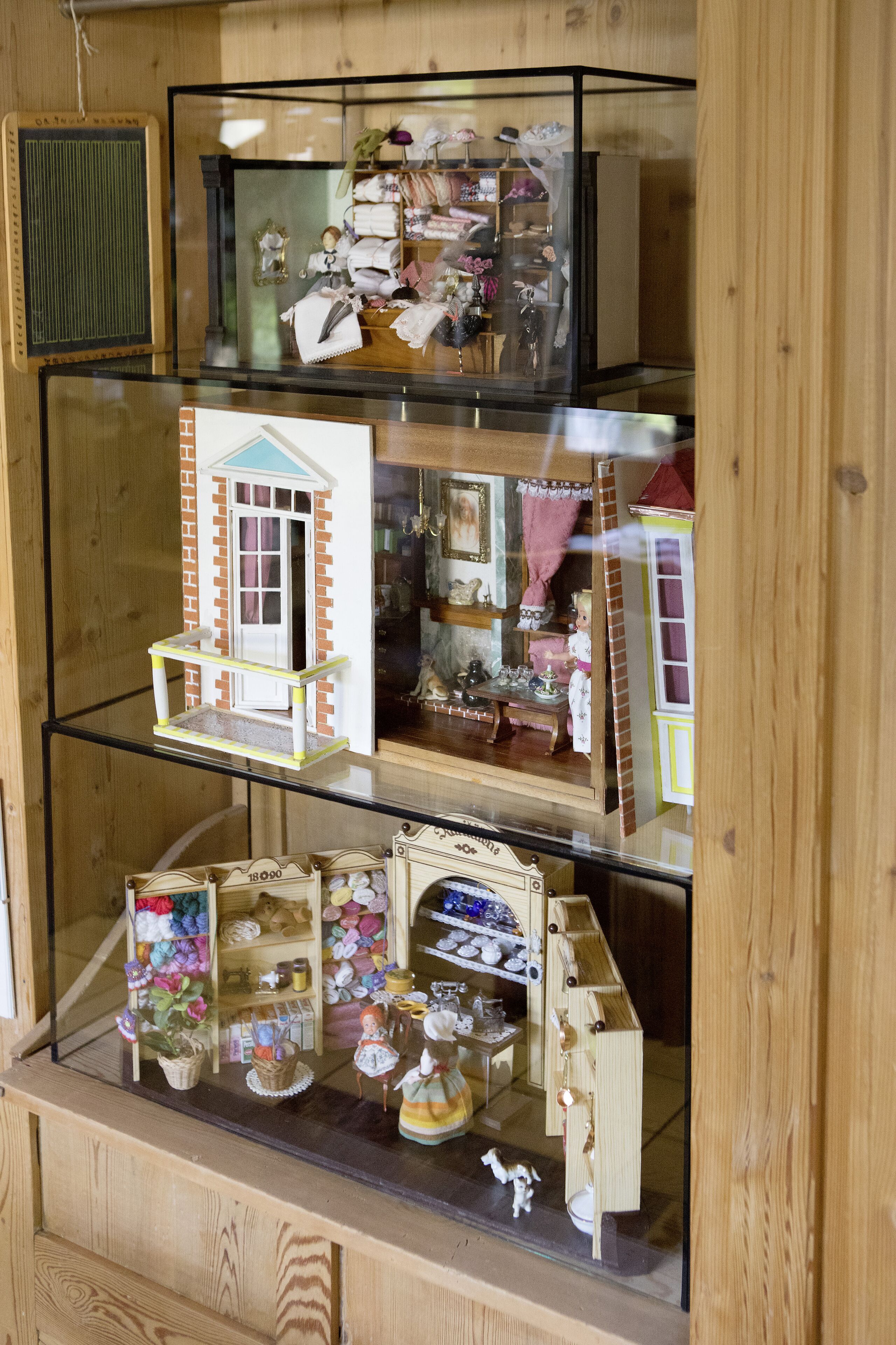 Vitrine em vários níveis com diversos modelos em miniatura e objetos.