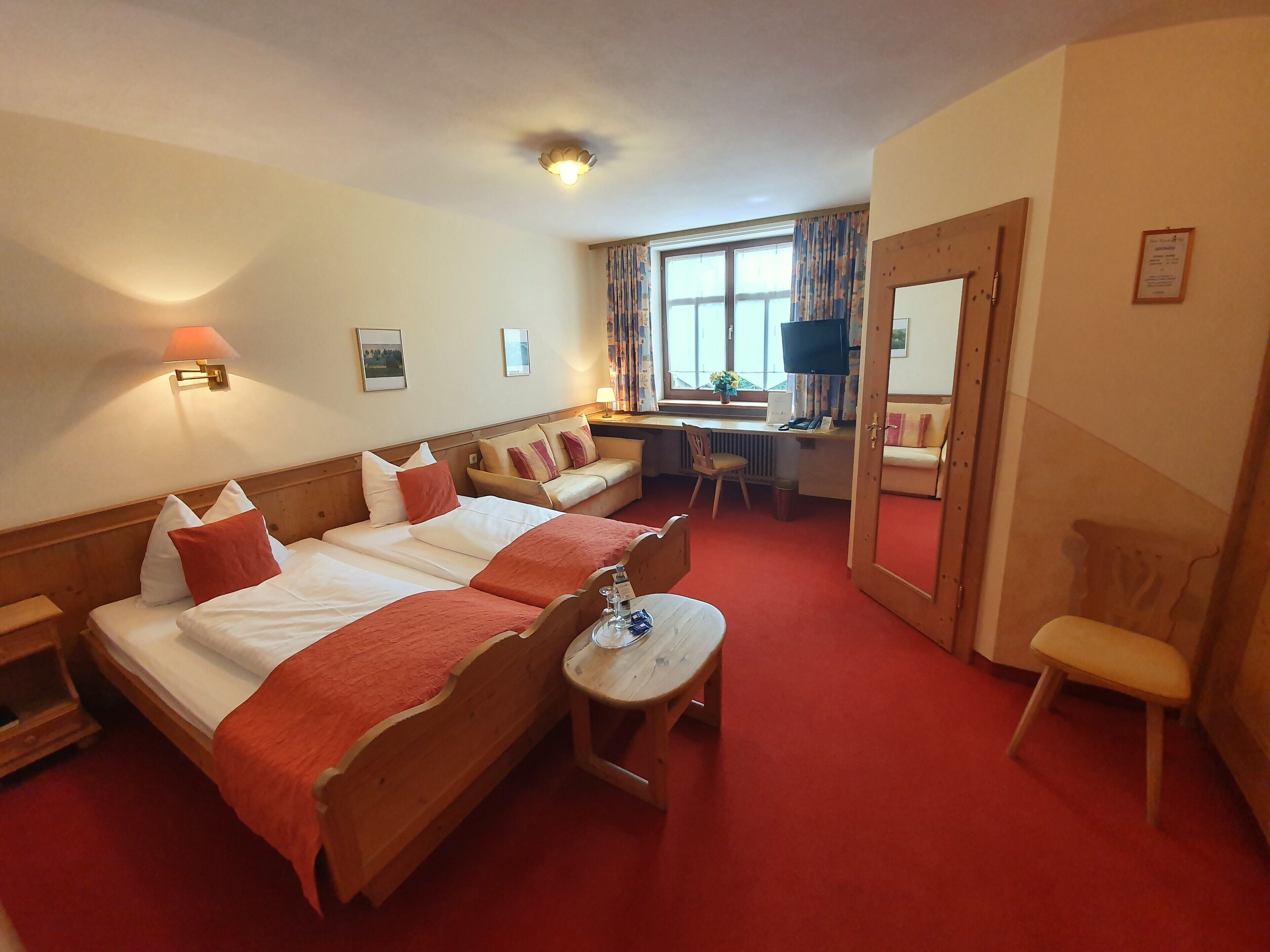 Kahden hengen huone | Allergiatestatut vuodevaatteet, työpöytä, ilmainen Wi-Fi, vuodevaatteet