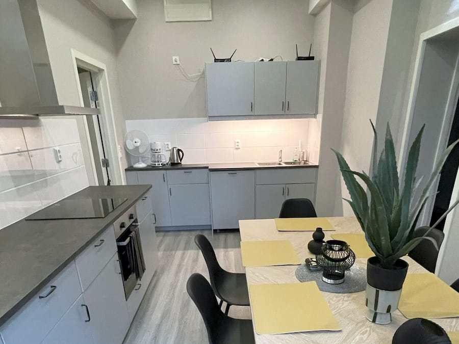 Nevera en la zona común, microondas en la zona común y trona infantil