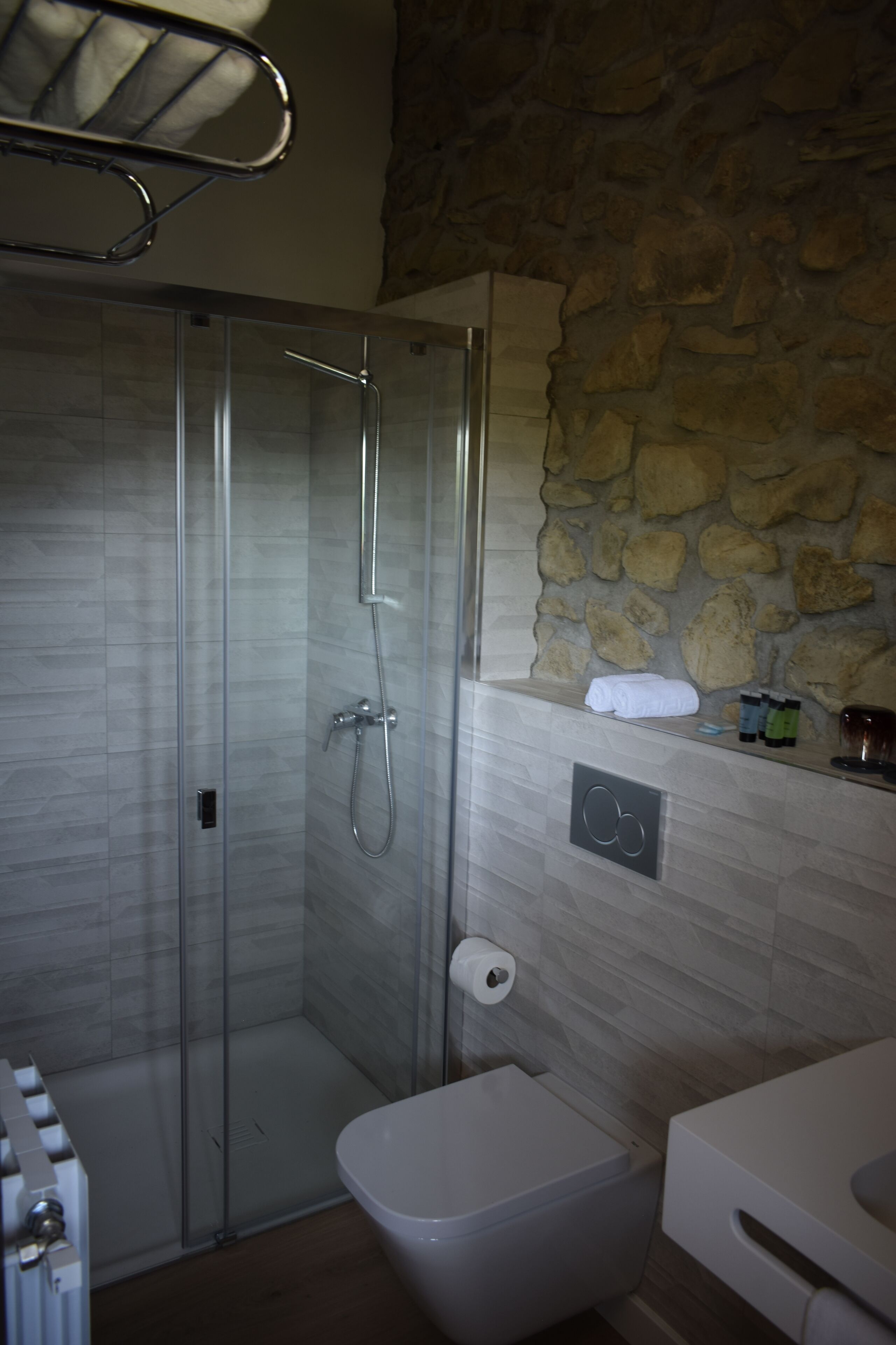 Ein Badezimmer mit Duschkabine, Toilette und Waschbecken.