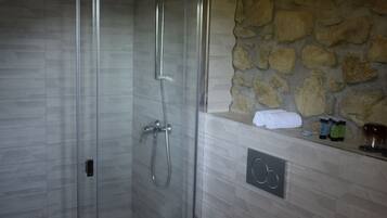 Ein Badezimmer mit Duschkabine, Toilette und Waschbecken.