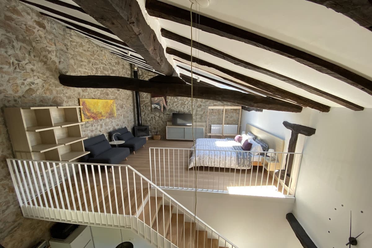 Studio – design | Allergitestet sengetøy, dundyner, skrivebord og blendingsgardiner