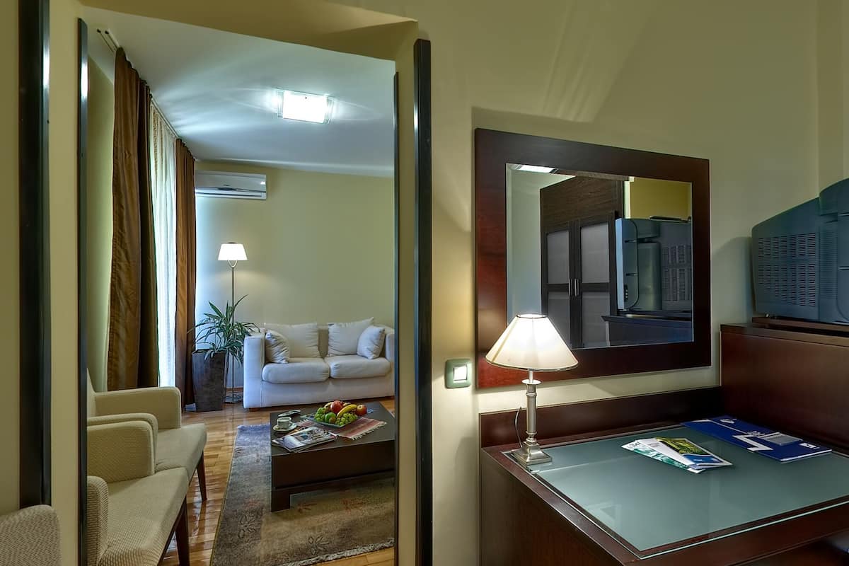 Classic Studio Suite | Desk, laptop workspace