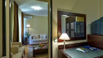 Classic Studio Suite | Desk, laptop workspace