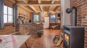 Fernseher, Kamin, Stereoanlage