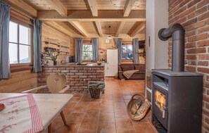 Fernseher, Kamin, Stereoanlage