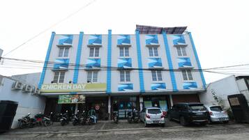 Un edificio con un letrero que indica el restaurante 'Chicken Day'.