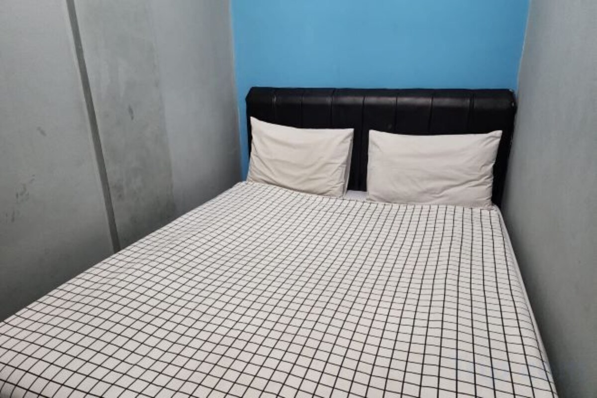 Schreibtisch, schallisolierte Zimmer, Bügeleisen/Bügelbrett