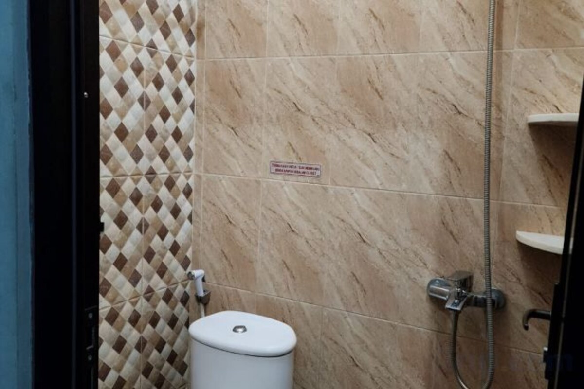 Badezimmer | Dusche, kostenlose Toilettenartikel, Handtücher, Seife