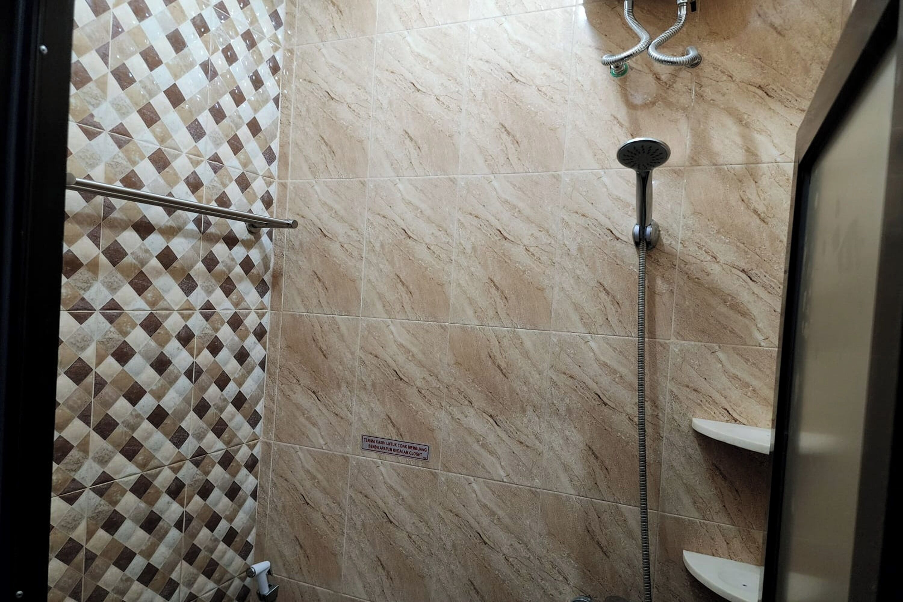 デラックス スタジ オ | バスルーム | シャワー、バスアメニティ (無料)、タオル、石鹸