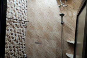 Deluxe Studio | Bathroom | Shower, free toiletries, towels, soap - Barada Rooms (Curug)