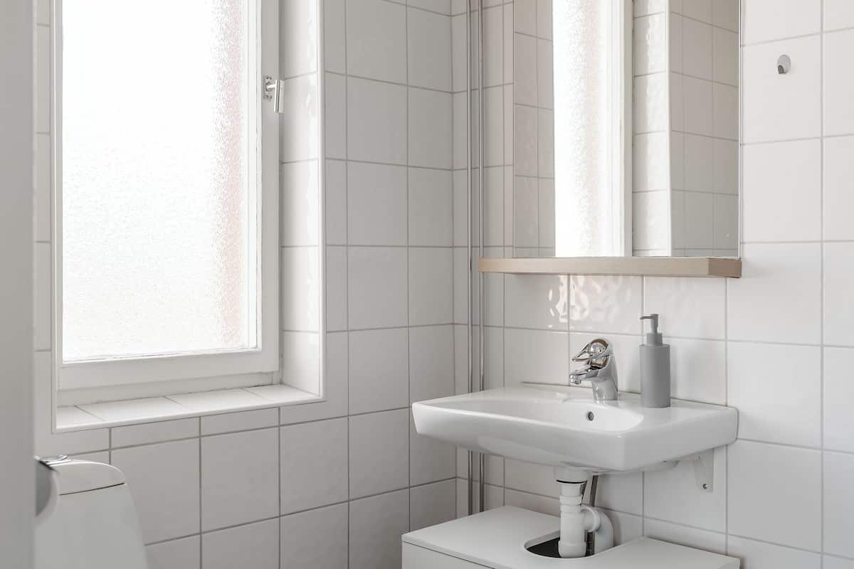 double room, private bathroom | bathroom | shower, hair dryer